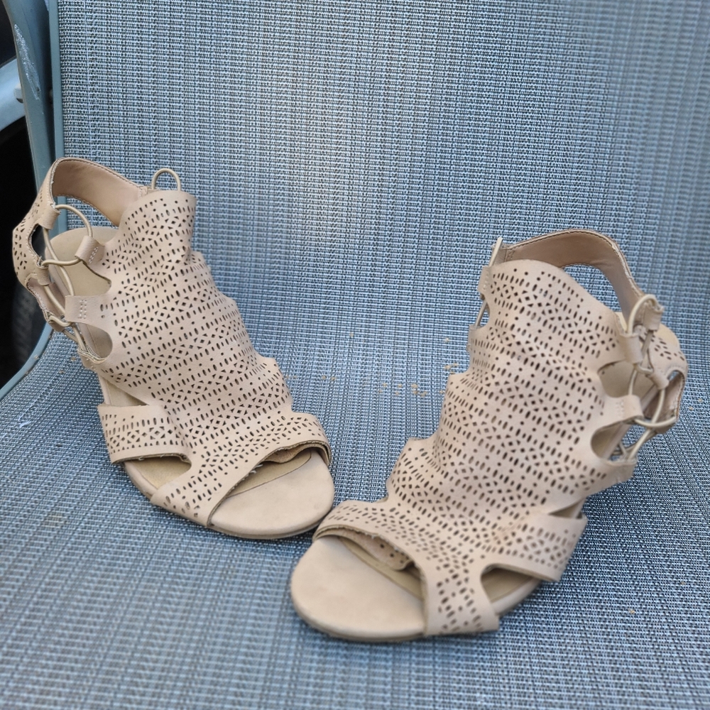 City Classified Cream Colored Sandals Size 9 Womens